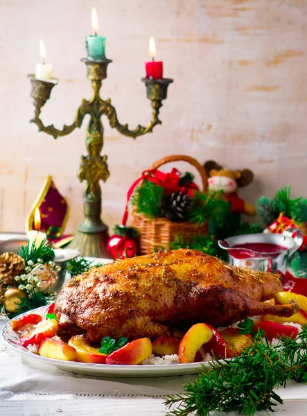 O pato cozido no forno de Natal com maçãs — Fotografia de Stock