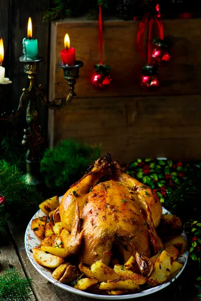 Das weihnachtlich gebackene Hühnchen mit Kartoffeln — Stockfoto