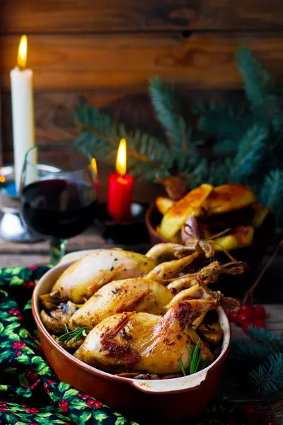 As codornas cozidas no forno de Natal com cogumelos — Fotografia de Stock