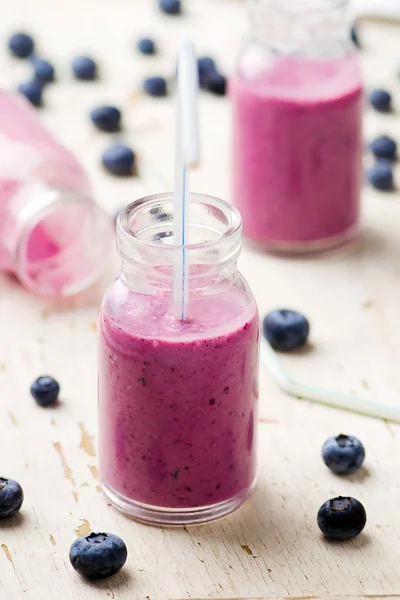 Smoothie de baga de mirtilo em garrafas pequenas de vidro — Fotografia de Stock