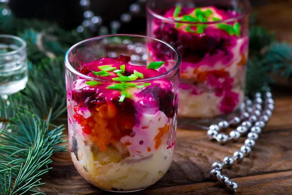 La ensalada tradicional rusa de Año Nuevo de arenque — Foto de Stock