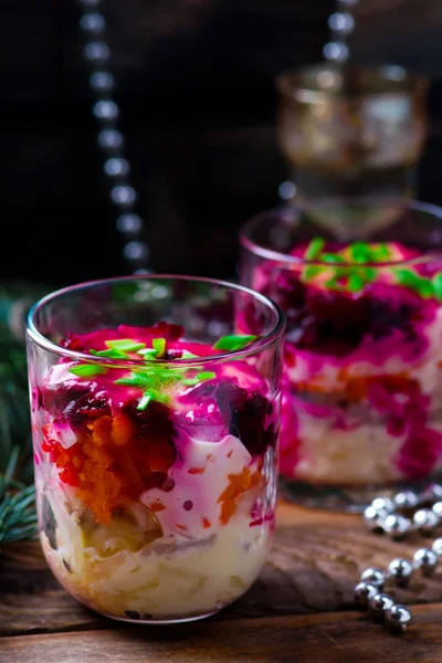 Salade traditionnelle russe de hareng du Nouvel An — Photo