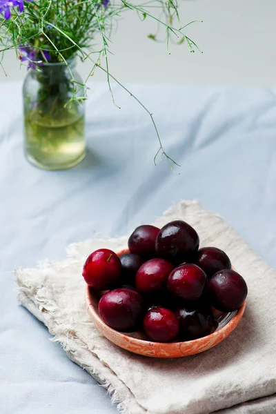 Ameixas maduras e frescas — Fotografia de Stock