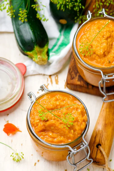 Beenmerg plakken in een glazen pot. — Stockfoto