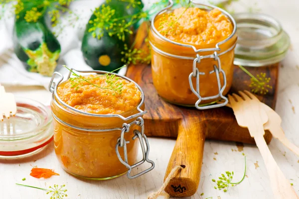 Pasta de médula en un frasco de vidrio . — Foto de Stock