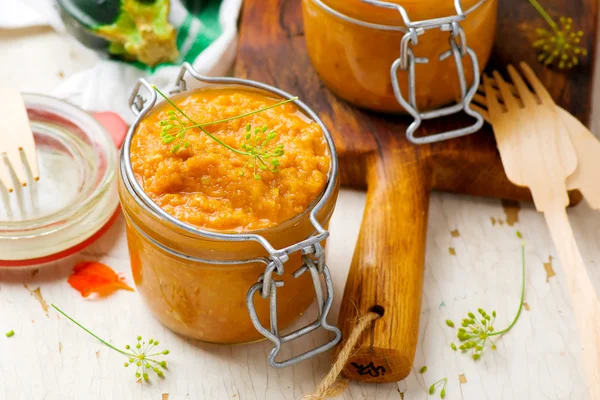 Pasta di midollo in un vaso di vetro . — Foto Stock