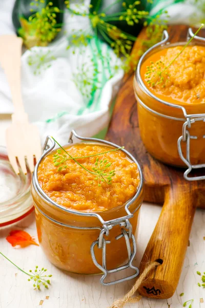 Pasta de tutano em um jarro de vidro . — Fotografia de Stock