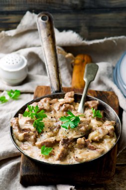 Dana gelen sığır straganof 