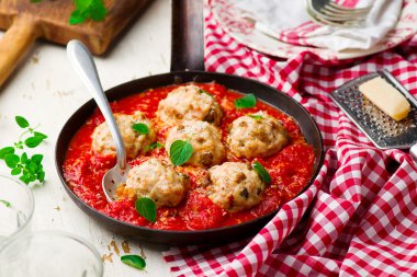 bir tavada domates soslu tavuk köfte. Stil