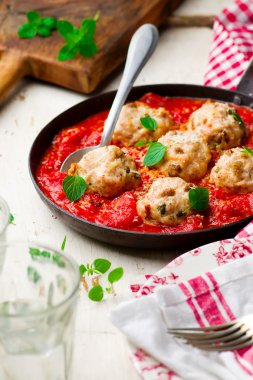 bir tavada domates soslu tavuk köfte. Stil