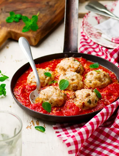 Kip-gehaktballetjes met tomatensaus in een koekenpan. vintage stijl — Stockfoto