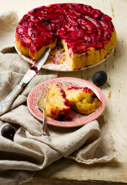 Upside down  plum cake — Stock Photo, Image