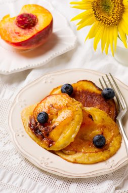 Karamelize şeftali krep