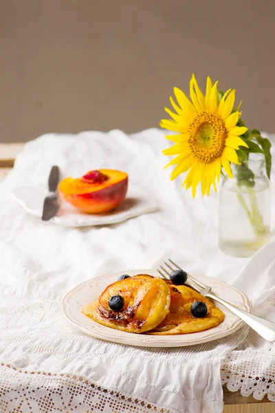 Gekarameliseerde perzik pannenkoeken — Stockfoto