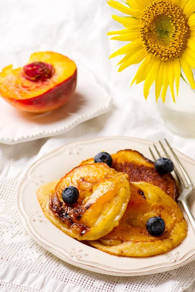 Pancake alla pesca caramellati — Foto Stock