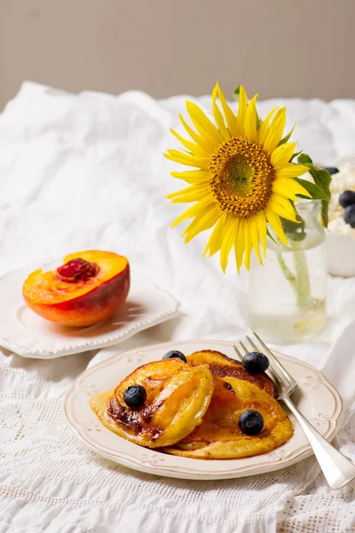 Panquecas de pêssego caramelizadas — Fotografia de Stock