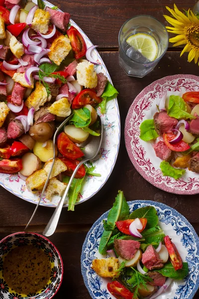 Pečené hovězí a brambor teplý salát — Stock fotografie