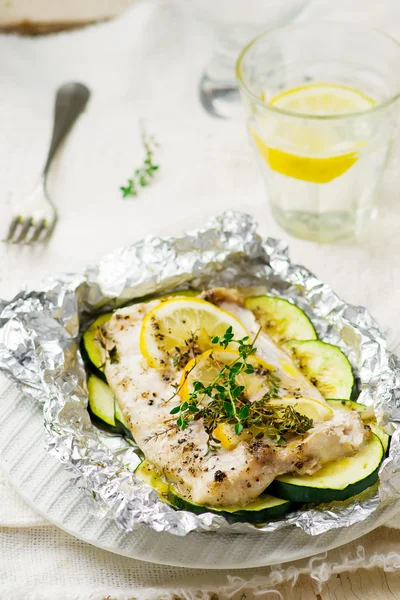 Bakad torsk med zuccini — Stockfoto