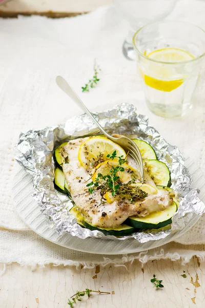 Bakad torsk med zuccini — Stockfoto