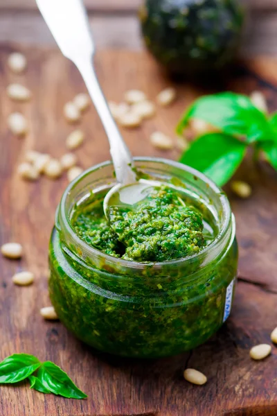 Molho de pesto em um jarro de vidro — Fotografia de Stock