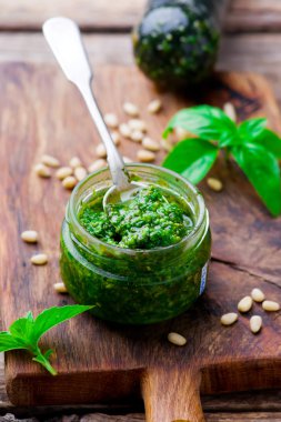 Pesto sos cam kavanozda
