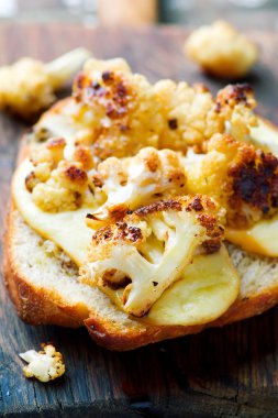 cauliflover ve peynirli sandviç