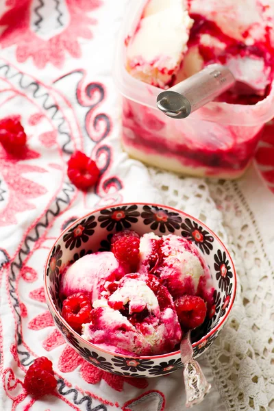 El yogur de frambuesa congelado —  Fotos de Stock