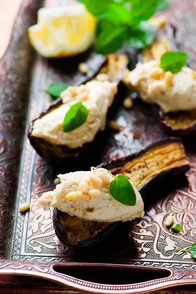 Bakad aubergine med getost och tahini dip — Stockfoto