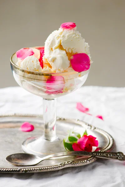 自家製のバラのアイスクリーム — ストック写真