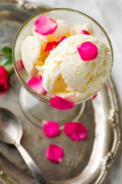 Gelato alla rosa fatto in casa — Foto Stock