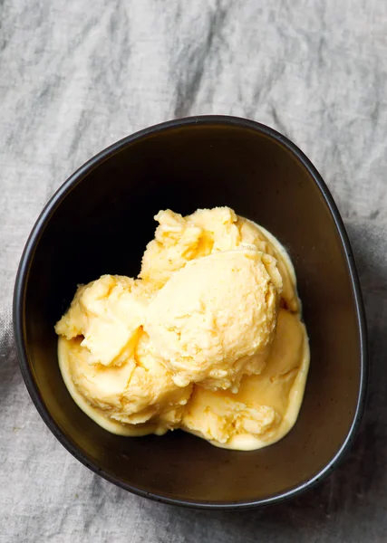 Durazno casero y helado de crema agria —  Fotos de Stock