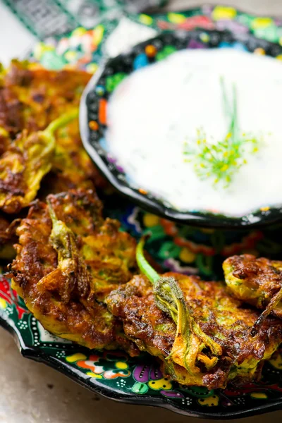 Plantaardige courgettes beignets met joghurt — Stockfoto