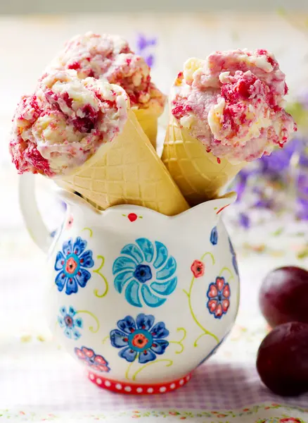 Plum  ice cream — Stock Photo, Image