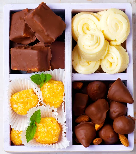 Allerlei handgemaakte bonbons in een doos. — Stockfoto