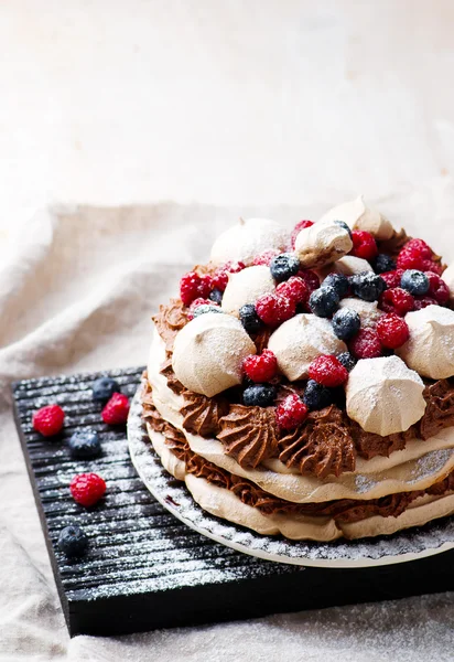 Meringue cake dengan coklat mousse dan berry — Stok Foto