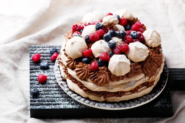 Maräng tårta med chokladmousse och bär — Stockfoto