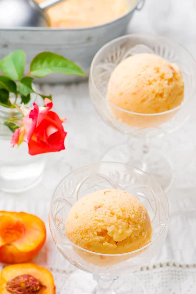 Yogur de melocotón y miel congelado — Foto de Stock