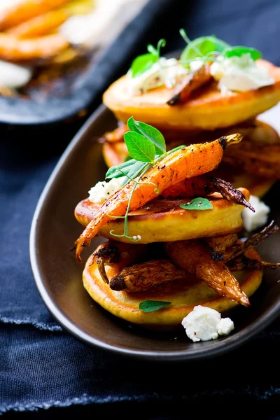 Kryddade kikärtor pannkakor med kryddig rostade morötter — Stockfoto