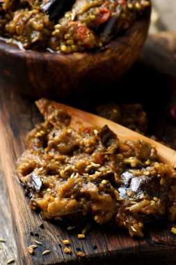 ahşap bir kapta patlıcan Yapıştır