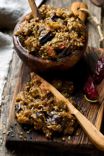 Aubergine plakken in een houten kom — Stockfoto