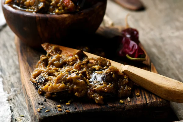 Pâte d'aubergine dans un bol en bois — Photo