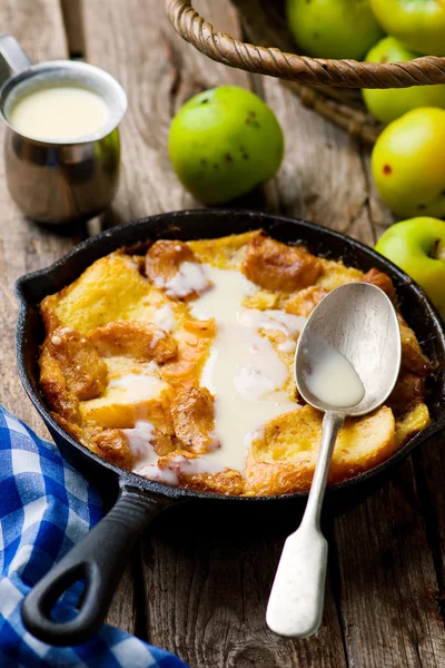 CARAMELO APLICAR STRATA en una sartén de hierro fundido . —  Fotos de Stock