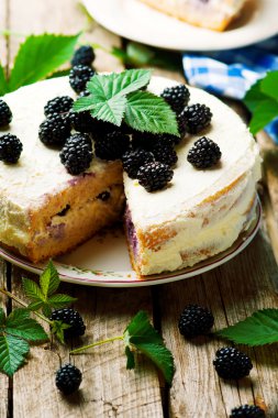 Blackberry ve krem şanti ile bal pasta. 