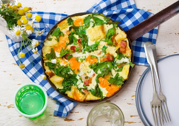 Skillet Strata med Bacon, Cheddar, and Greens – stockfoto