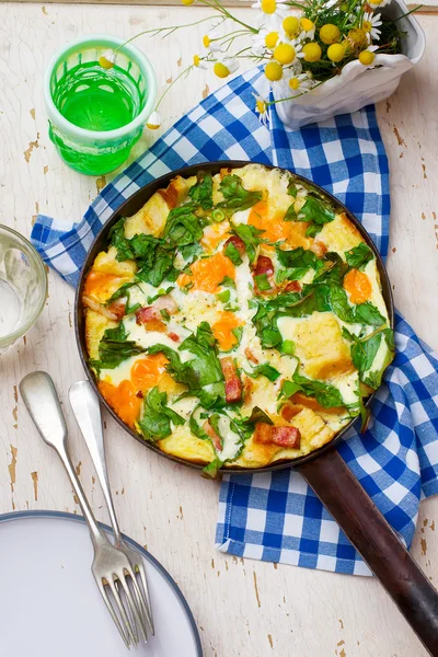 Skillet Strata with Bacon, Cheddar, and Greens — Stock Photo, Image