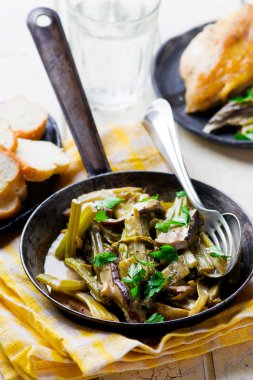 vintage bir tavada cèpes ile haşlanmış kereviz.