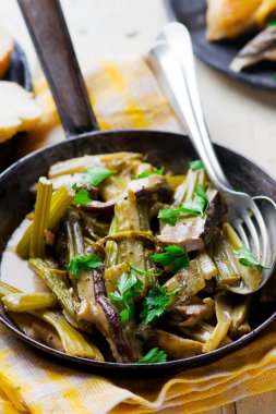 vintage bir tavada cèpes ile haşlanmış kereviz.