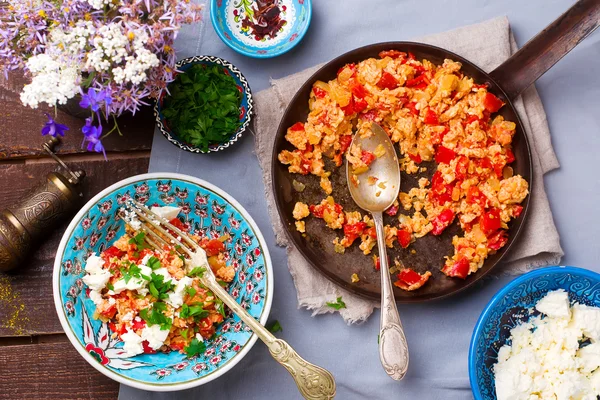 Turkse roerei met tomaten en paprika — Stockfoto