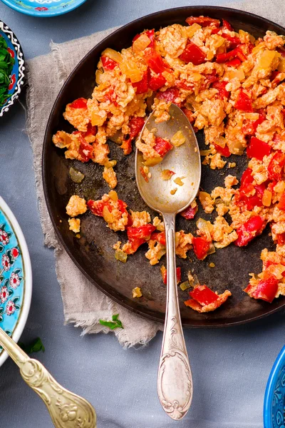 Huevos revueltos turcos con tomates y pimientos —  Fotos de Stock