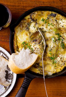 Kabak Frittata karamelize kırmızı soğan ve keçi peyniri ile